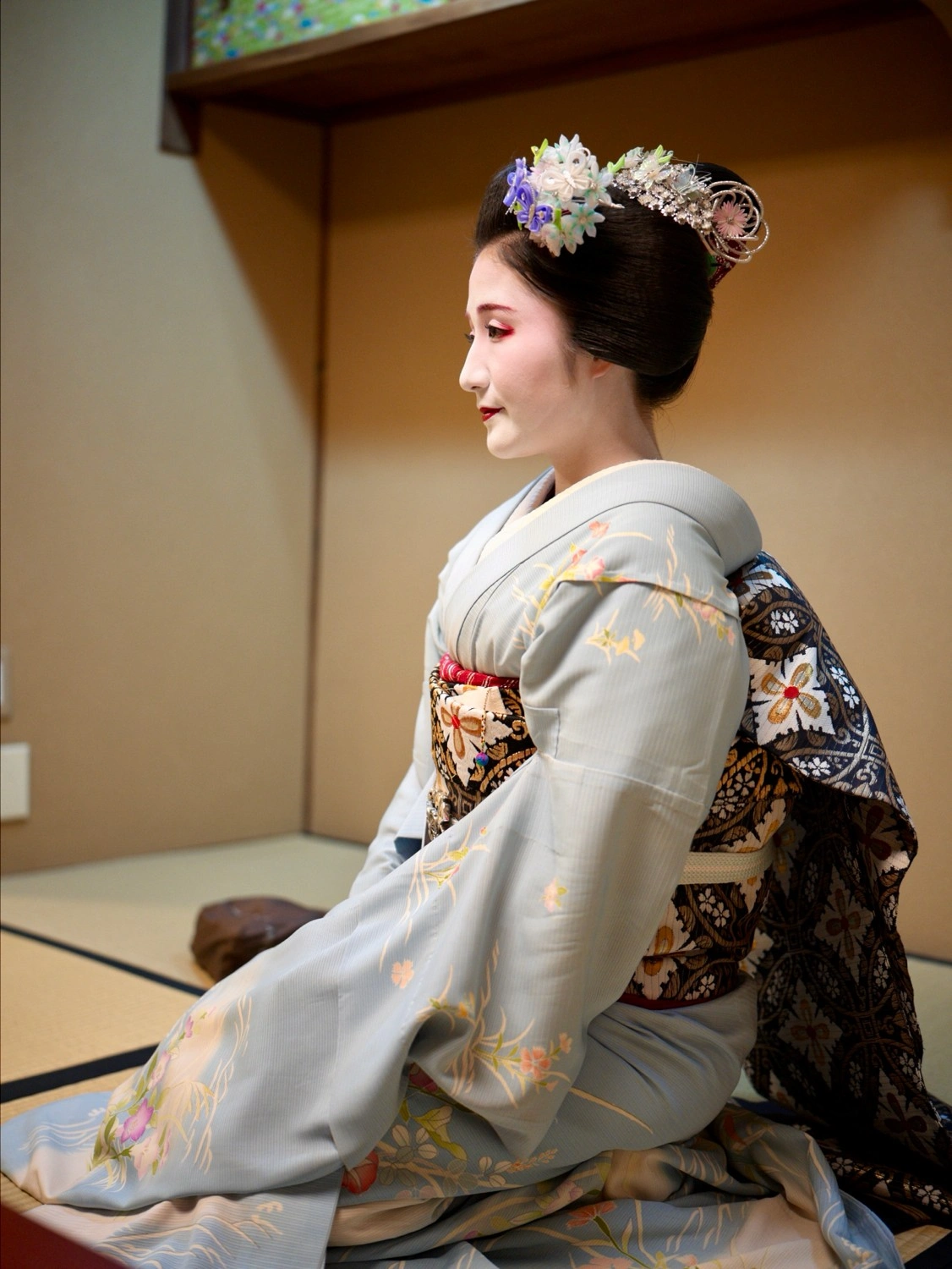 geisha-in-traditional-kimono-sitting-in-teahouse-1-scaled